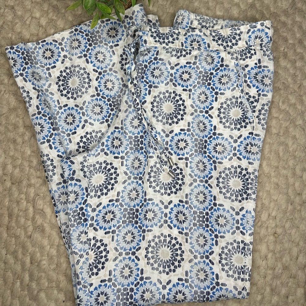 Tommy Bahama Blue and White Patterned Pants (Small)